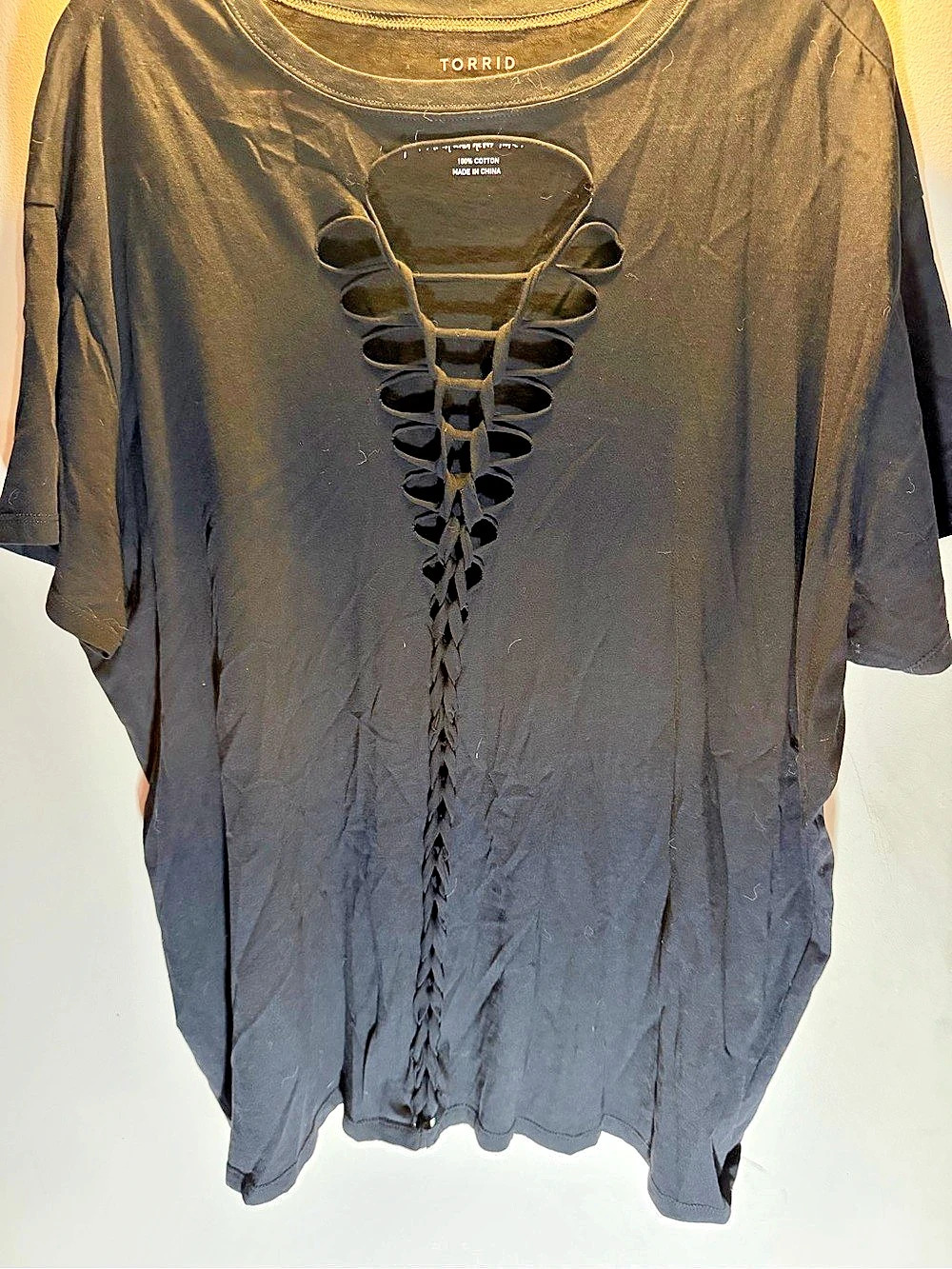 Torrid Relaxed Fit Ladder Cutiut Cage Front Tee in Black Size 1